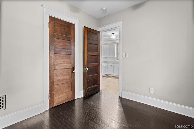 7501 Dunedin St, Detroit, MI 48206 - entryway featuring dark wood-type flooring and baseboards