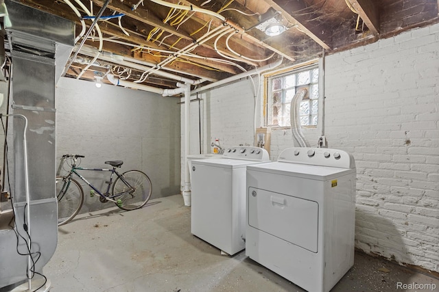7501 Dunedin St, Detroit, MI 48206 - washroom featuring washer and clothes dryer