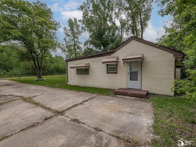 19106 Sylvia Ave, Romulus, MI 48174 - bungalow-style house featuring a front yard