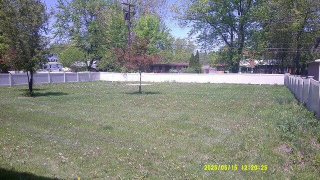 8240 Hampton Rd, Grosse Ile, MI 48138 - view of yard