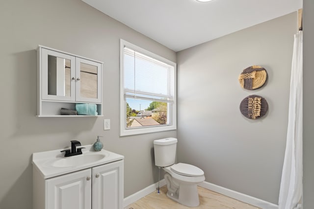 532 Chestnut St, Wyandotte, MI 48192 - full bath featuring baseboards, vanity, and toilet