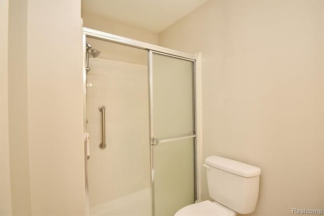 34214 Birchway Cir, Sterling Heights, MI 48312 - full bathroom featuring a shower stall and toilet