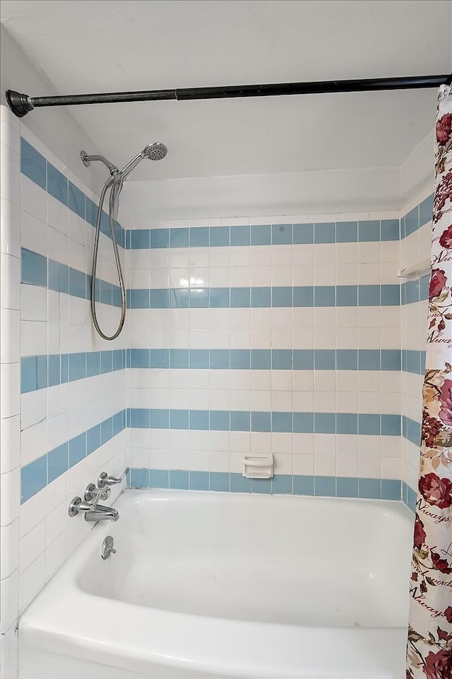 30657 Moulin Ave, Warren, MI 48088 - full bath with shower / tub combo with curtain