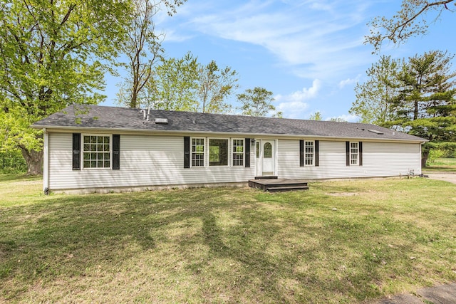view of front of property featuring a front lawn
