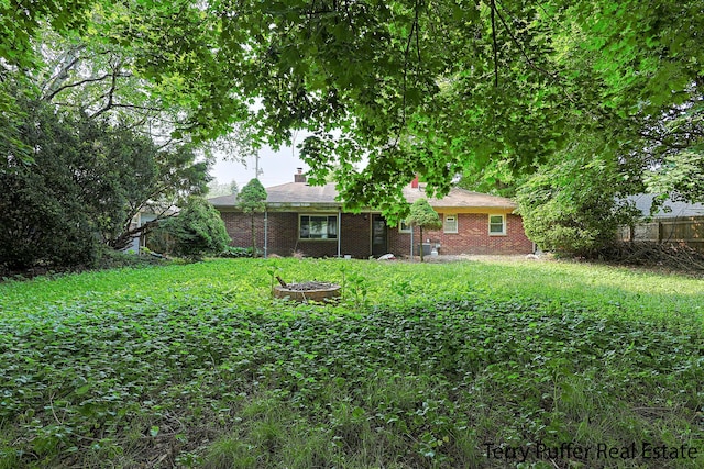 3904 Canterbury Ave, Kalamazoo, MI 49006 - view of yard featuring a fire pit