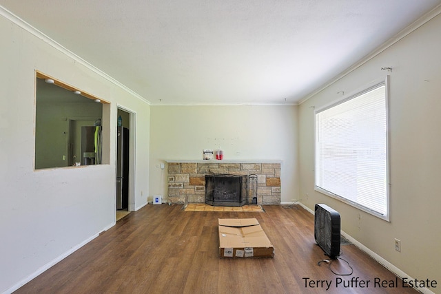 3904 Canterbury Ave, Kalamazoo, MI 49006 - living room featuring ornamental molding, wood finished floors, a fireplace, and baseboards