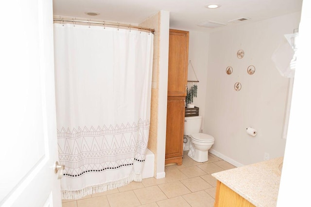 19610 Brentwood St, Livonia, MI 48152 - full bathroom featuring tile patterned flooring, toilet, baseboards, shower / bathtub combination with curtain, and vanity