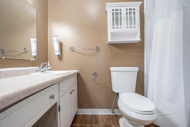 full bath with baseboards, toilet, wood finished floors, vanity, and a shower with curtain