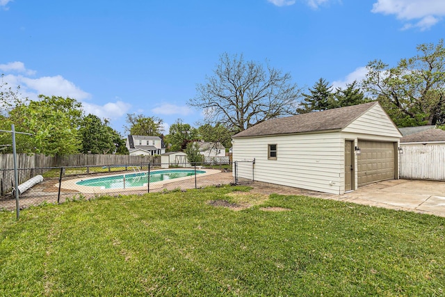 view of yard featuring an outdoor structure and a detached garage