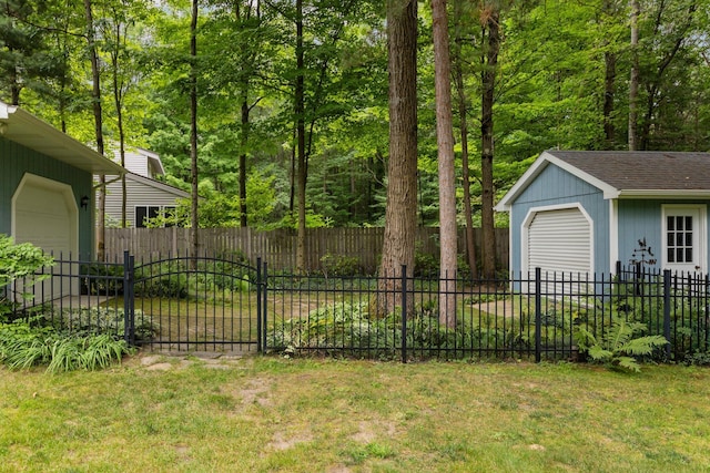 view of yard with an outdoor structure