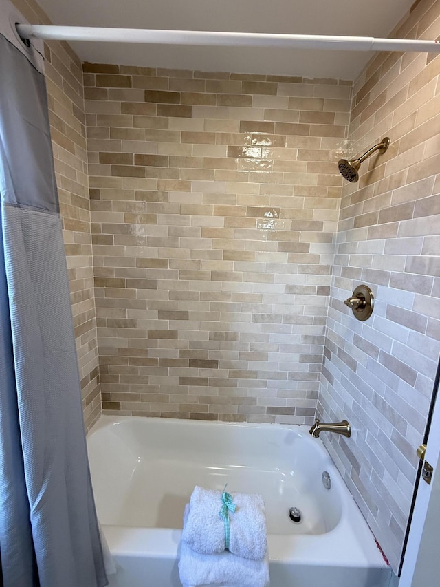 full bath with shower / tub combo