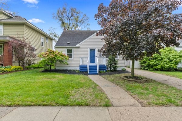view of front of house with a front yard
