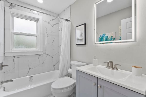 full bath with shower / bath combination with curtain, toilet, vanity, and recessed lighting
