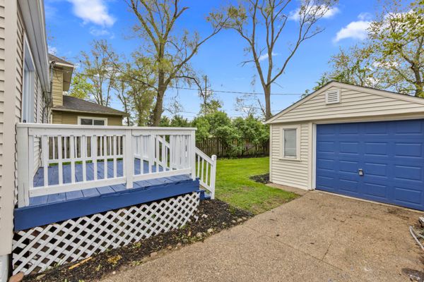 detached garage featuring concrete driveway