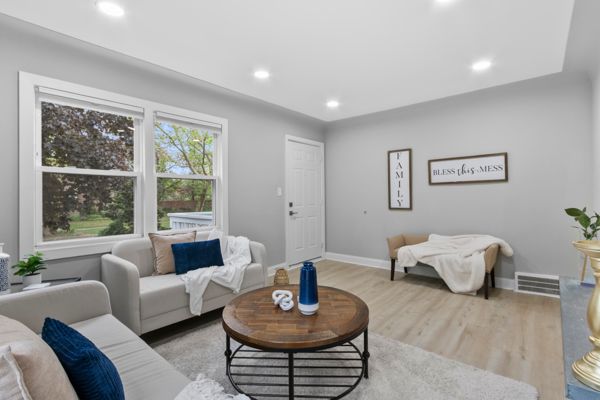 living room with light wood finished floors, baseboards, and recessed lighting