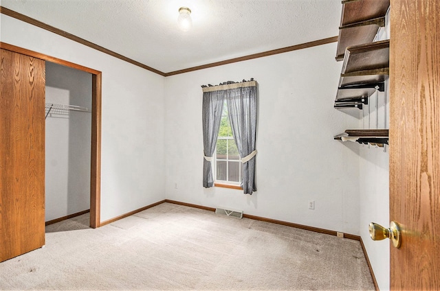 100 Chinkapin Rill, Fenton, MI 48430 - unfurnished bedroom featuring carpet, crown molding, baseboards, a closet, and a textured ceiling