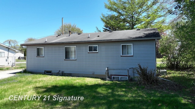 3455 Angel Dr, Saginaw, MI 48601 - back of house with a yard
