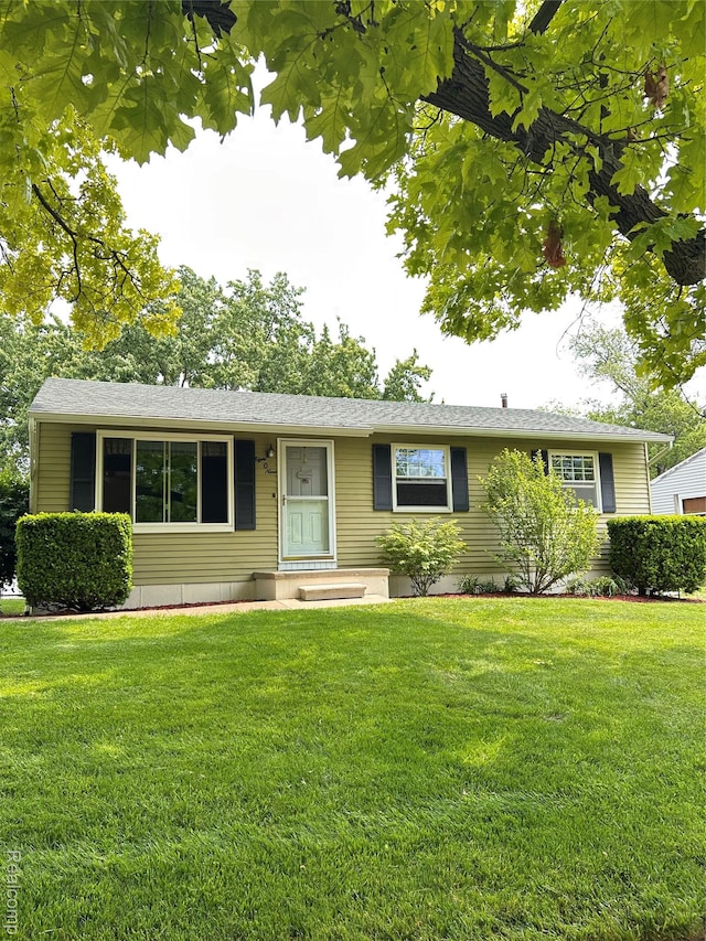 809 Isbell St, Howell, MI 48843 - ranch-style home featuring a front yard