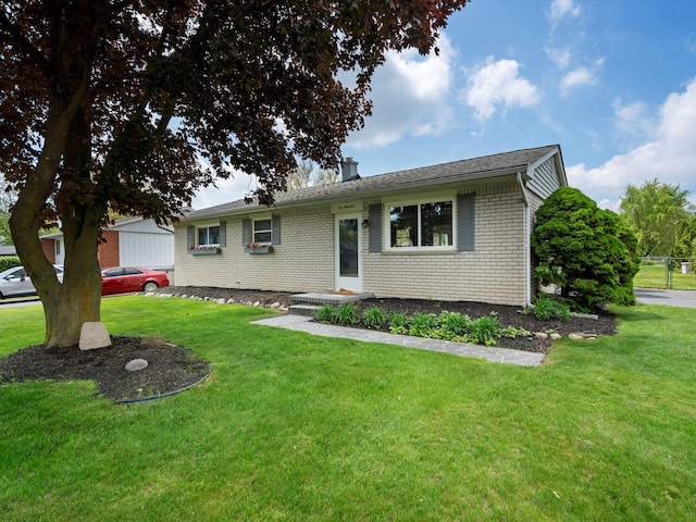 600 Los Arboles Dr, Wolverine Lake, MI 48390 - single story home with brick siding and a front yard