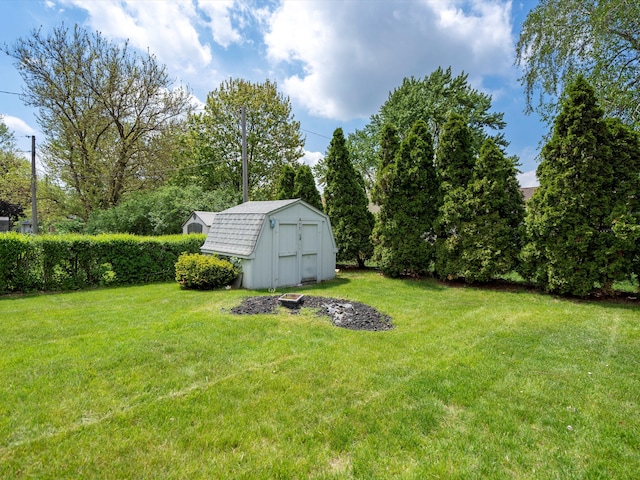 600 Los Arboles Dr, Wolverine Lake, MI 48390 - view of grassy yard featuring a storage shed and an outdoor structure