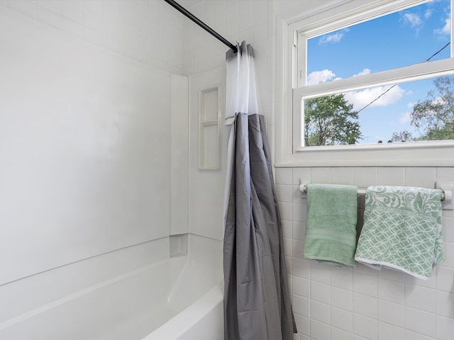 600 Los Arboles Dr, Wolverine Lake, MI 48390 - bathroom featuring shower / tub combo