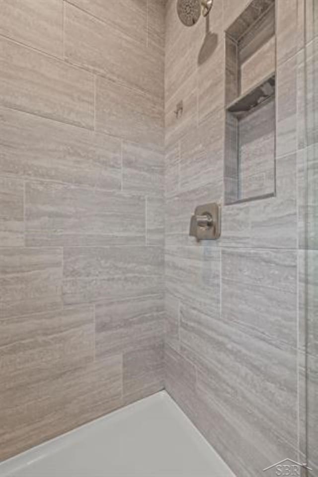 12405 Northway Pkwy, Freeland, MI 48623 - bathroom featuring tiled shower