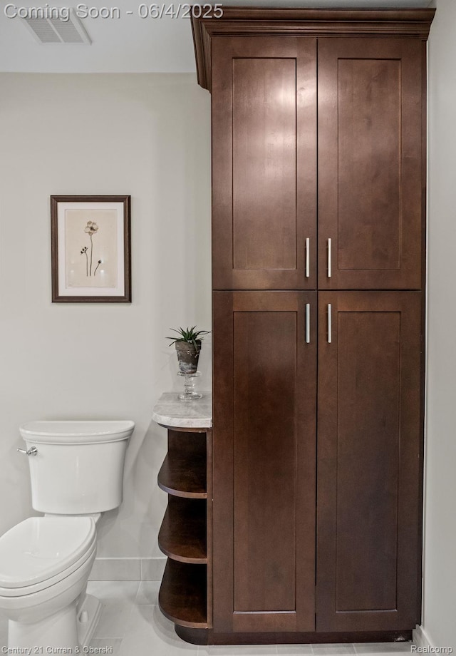 1985 Lone Pine Rd, Bloomfield Hills, MI 48302 - bathroom with baseboards and toilet