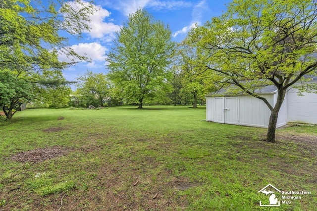 7316 Summerfield Rd, Lambertville, MI 48144 - view of grassy yard featuring an outbuilding and a storage unit
