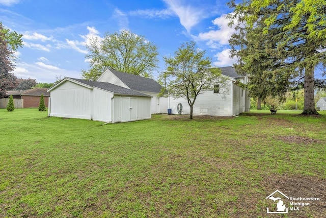 7316 Summerfield Rd, Lambertville, MI 48144 - view of grassy yard featuring an outdoor structure and a shed