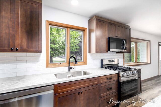 315 Hayes St NW, Comstock Park, MI 49321 - kitchen featuring appliances with stainless steel finishes, a sink, light wood-style flooring, tasteful backsplash, and recessed lighting