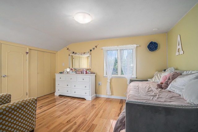 1514 Ferndale Blvd, Niles, MI 49120 - bedroom featuring light wood-type flooring, vaulted ceiling, and baseboards