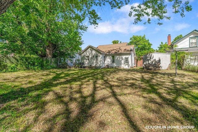 view of yard featuring an outbuilding