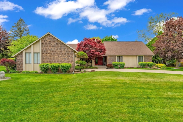 836 Boutell Dr, Grand Blanc, MI 48439 - view of front of home featuring brick siding and a front lawn