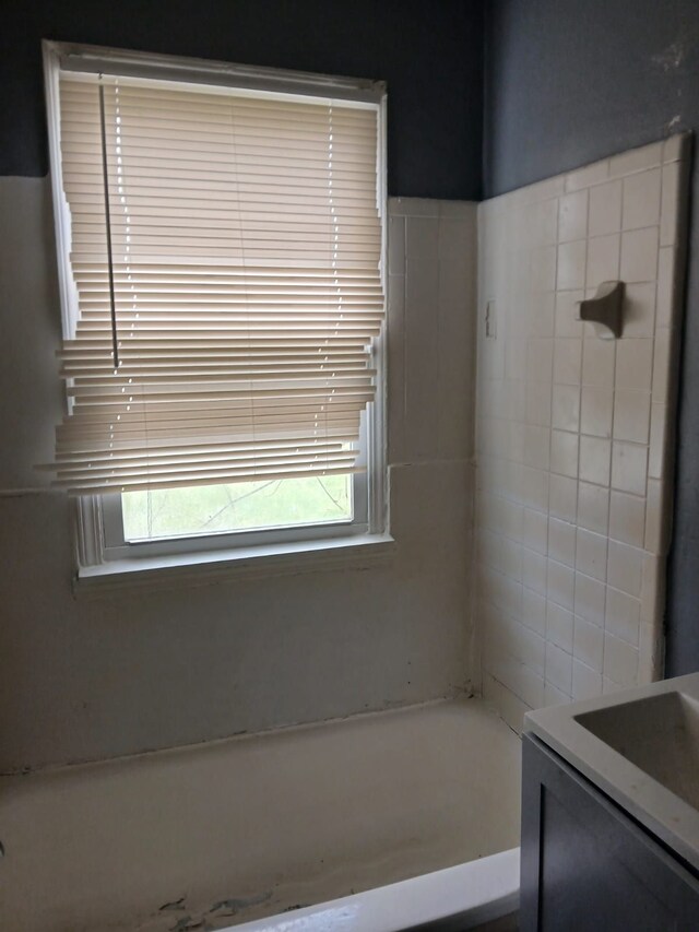 20000 Pelkey St, Detroit, MI 48205 - bathroom with a bathtub and vanity