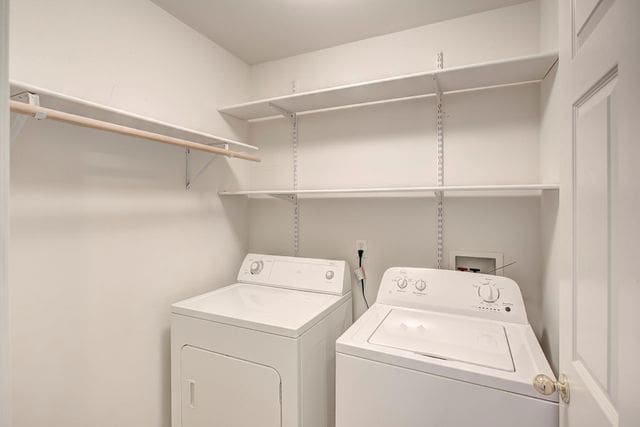 3986 Forester Blvd, Auburn Hills, MI 48326 - laundry area with washing machine and dryer
