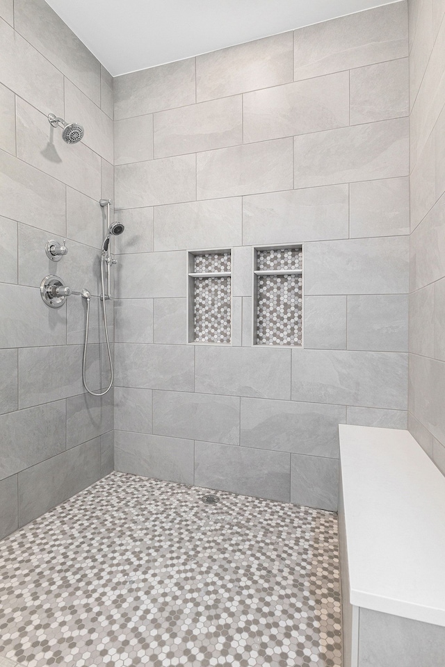 9693 Beverly Dr, Lakeland, MI 48143 - full bath featuring tiled shower