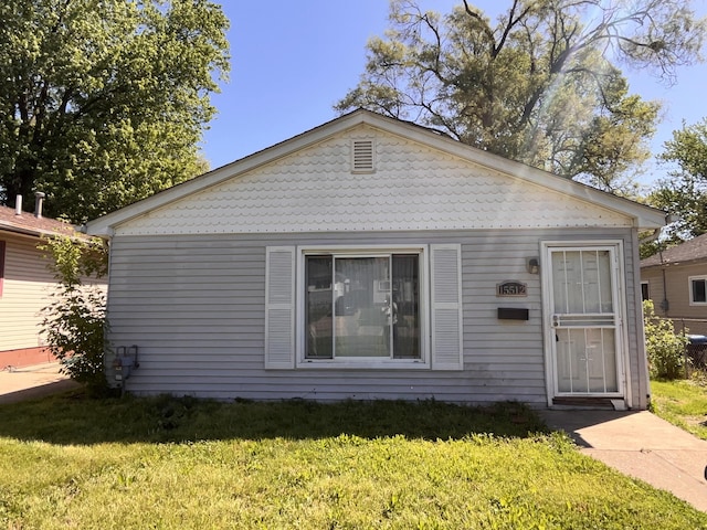 15512 Dixie, Redford, MI 48239 - bungalow-style home with a front yard