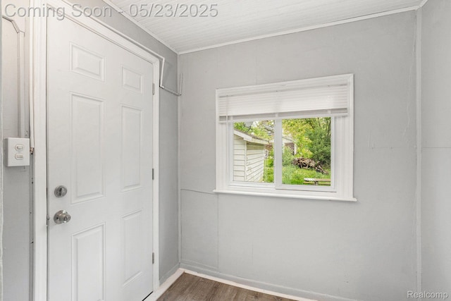 54 Hudson Ave, Pontiac, MI 48342 - entrance foyer with wood finished floors and baseboards