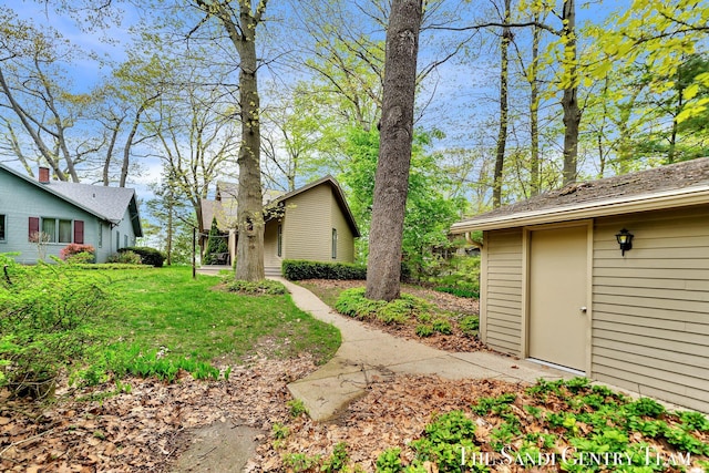 view of grassy yard featuring an outbuilding