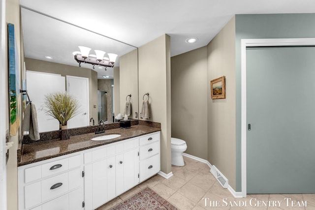 full bath featuring toilet, vanity, baseboards, a chandelier, and recessed lighting