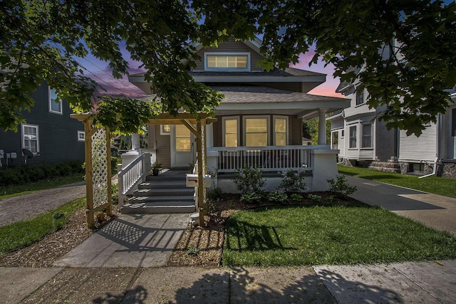 622 Thomas St SE, Grand Rapids, MI 49503 - view of front facade featuring covered porch, a front lawn, and roof with shingles