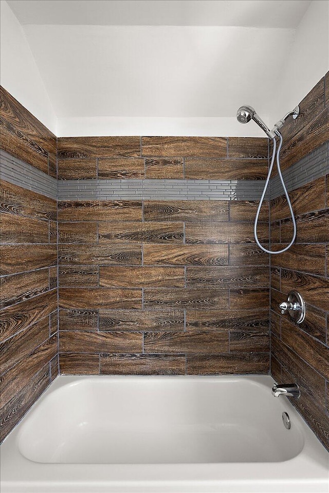 1199 Atkinson St, Detroit, MI 48202 - full bath featuring shower / tub combination