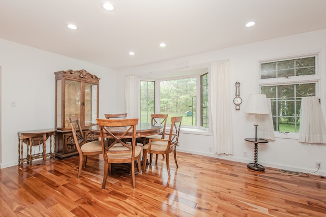 dining space featuring light wood-style flooring, recessed lighting, and baseboards