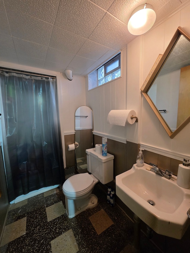 19266 Tyrone St, Harper Woods, MI 48225 - bathroom featuring a sink, curtained shower, toilet, and wainscoting