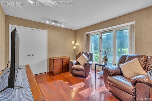 5520 Ridgewood, West Bloomfield, MI 48322 - living area featuring wallpapered walls and wood finished floors