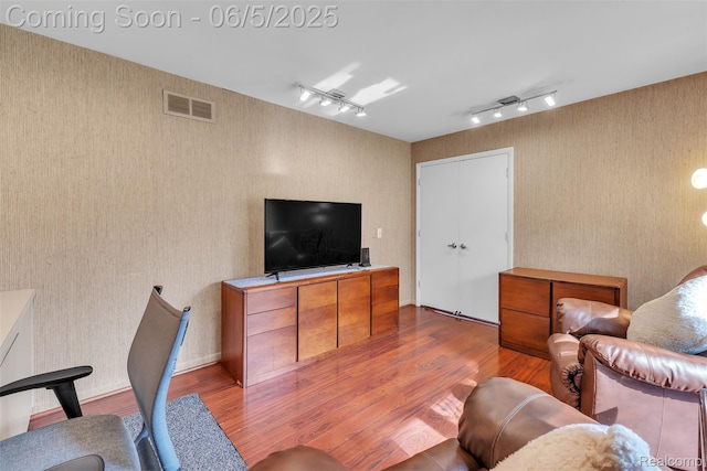 5520 Ridgewood, West Bloomfield, MI 48322 - living area featuring wood finished floors, wallpapered walls, and rail lighting