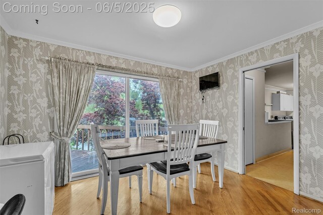5520 Ridgewood, West Bloomfield, MI 48322 - dining space featuring wood finished floors, wallpapered walls, ornamental molding, and baseboards