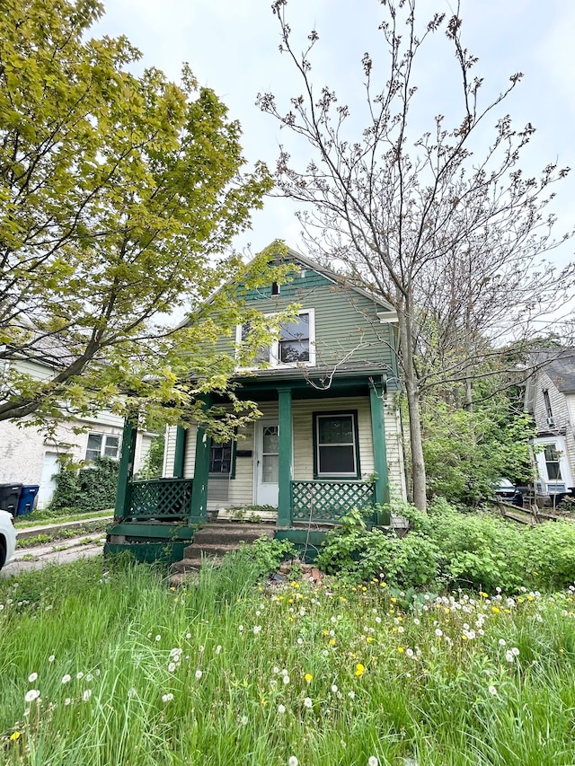 2535 Flushing Rd, Flint, MI 48504 - view of front facade featuring a porch
