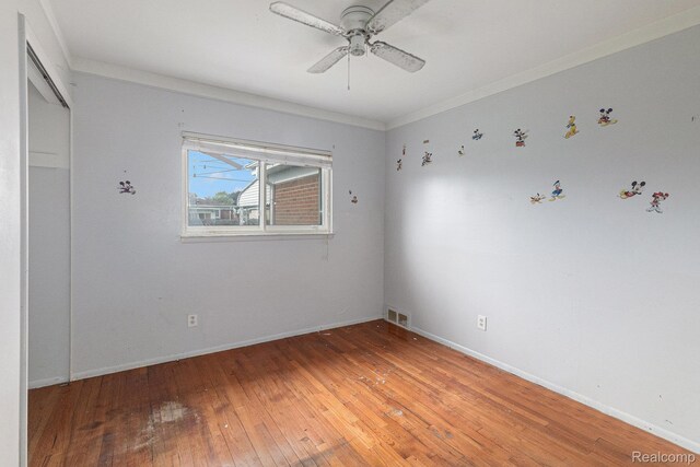 11414 Nancy Dr, Warren, MI 48093 - unfurnished bedroom featuring light wood-style flooring, baseboards, crown molding, and ceiling fan