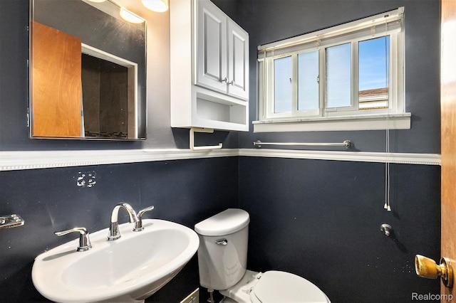 11414 Nancy Dr, Warren, MI 48093 - bathroom featuring a sink and toilet
